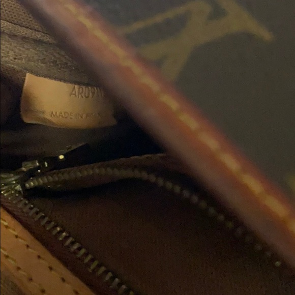 Louis Vuitton - Picture 3 of 11